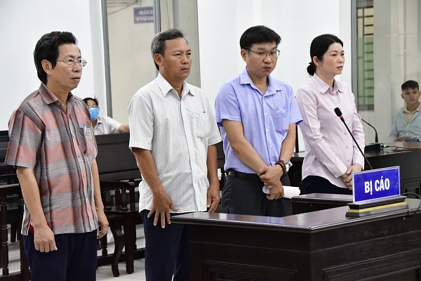 Các bị cáo của phi&ecirc;n tòa. &Ocirc;ng L&ecirc; Huy Toàn (người đứng đ&acirc;̀u b&ecirc;n trái), nguy&ecirc;n P. Chủ tịch UBND Tp. Nha Trang