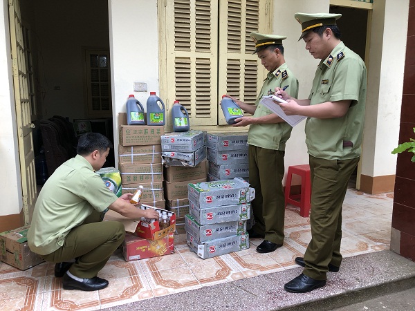 Lực lượng QLTT Lạng Sơn kiểm tra lô hàng hóa vi phạm