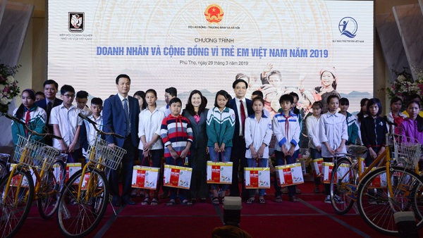 Phó chủ tịch UBND tỉnh Nguyễn Thanh Hải cùng lãnh đạo Quỹ Bảo trợ Trẻ em Việt Nam, Hiệp hội Doanh nghiệp nhỏ và vừa Việt Nam trao quà cho trẻ em có hoàn cảnh khó khăn của tỉnh tháng 3/2019.