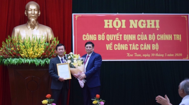 &Ocirc;ng Phạm Minh Ch&iacute;nh trao quyết định của Bộ Ch&iacute;nh trị cho &ocirc;ng Dương Văn Trang.