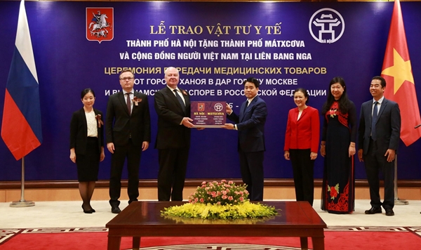 Chủ tịch UBND TP Nguyễn Đức Chung trao tặng TP New York 150.000 khẩu trang chống dịch Covid -19