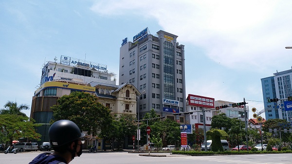 Dự án nhiều lần điều chỉnh quy hoạch cục bộ dẫn đến sự lộ cộ giữa các khối công trình ngay mặt đường Lê Hồng Phong