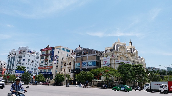 Đủ các loại kiến trúc Á, Âu phô diễn trên mặt đường Lê Hồng Phong