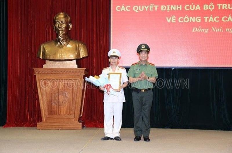 Thiếu tướng Lê Tấn Tới, Thứ trưởng Bộ Công an trao quyết định bổ nhiệm Đại tá Trần Tiến Đạt giữ chức Phó Giám đốc Công an tỉnh.