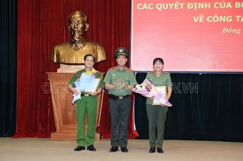 Thiếu tướng Lê Tấn Tới, Thứ trưởng Bộ Công an trao quyết định chế độ hưu cho Đại tá Nguyễn Văn Kim và Đại tá Trần Thị Ngọc Thuận