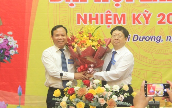 Đồng chí Nguyễn Dương Thái, Phó Bí thư Tỉnh ủy, Chủ tịch UBND tỉnh trao huy hiệu 30 năm tuổi Đảng và tặng hoa chúc mừng đồng chí Vương Đức Sáng