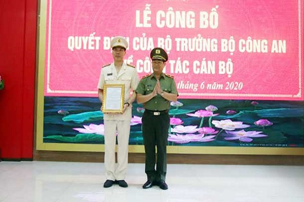 Thiếu tướng Nguyễn Hữu Cầu, Giám đốc Công an tỉnh Nghệ An trao quyết định điều động, bổ nhiệm Phó Giám đốc Công an tỉnh đối với Đại tá Cao Minh Huyền
