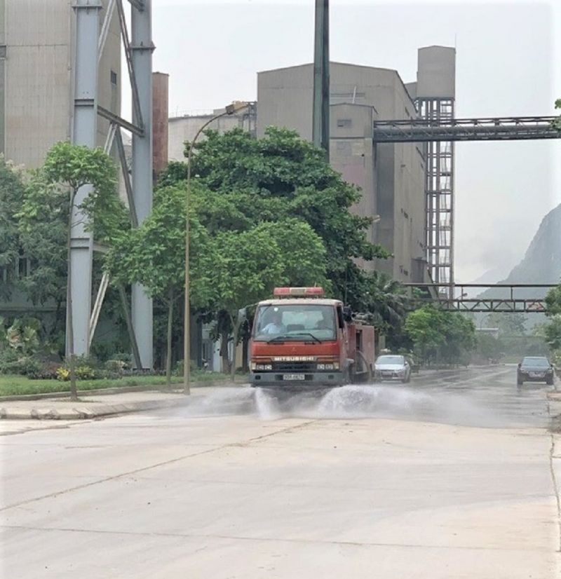 Nhà máy thường xuyên phun nước rửa đường mang tới môi trường xanh - sạch - đẹp