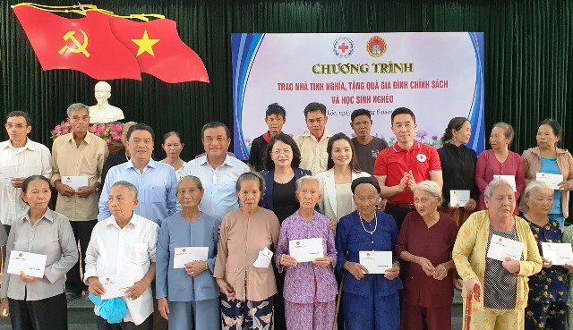 Quảng Nam: Phó Chủ tịch nước Đặng Thị Ngọc Thịnh tặng quà gia đình chính sách tại Đại Lộc