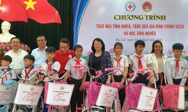 Trao tặng xe đạp cho học sinh có hoàn cảnh khó khăn