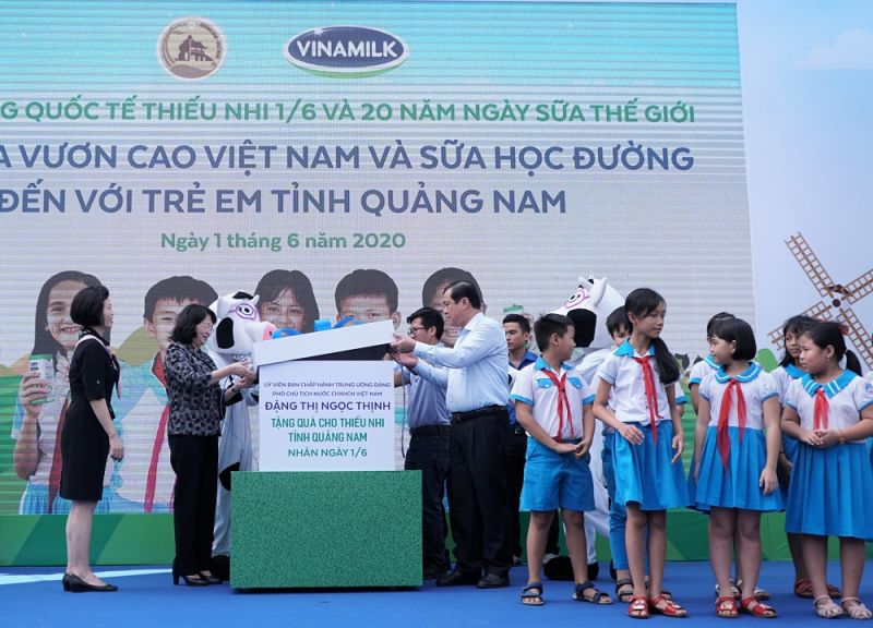 Phó Chủ tịch nước Đặng Thị Ngọc Thịnh cùng các đại biểu mở món quà đặc biệt dành tặng các em học sinh nhân ngày tết thiếu nhi.