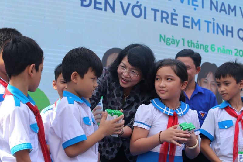 Các em học sinh tỉnh Quảng Nam đón nhận món quà đặc biệt do Phó chủ tịch nước Đặng Thị Ngọc Thịnh nhân ngày tết thiếu nhi
