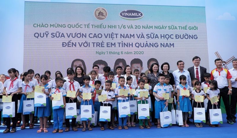 Các đại biểu trao tặng 50 phần học bổng cho trẻ em tỉnh Quảng Nam vượt khó vươn lên, có thành tích học tập xuất sắc