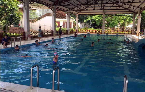 Dạy bơi cho trẻ tại Nhà thiếu nhi tỉnh Lào Cai theo Dự án “Hỗ trợ triển khai các can thiệp hiệu quả và bền vững để phòng, chống đuối nước trẻ em”
