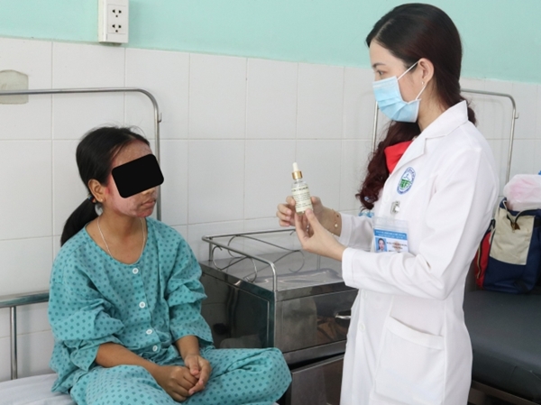 B&aacute;c sỹ V&otilde; Thị Đoan Phượng, Trưởng Khoa L&acirc;m s&agrave;ng 1 Bệnh viện Da Liễu Th&agrave;nh phố Hồ Ch&iacute; Minh hướng dẫn bệnh nh&acirc;n sử dụng thuốc điều trị (Ảnh: TTXVN)