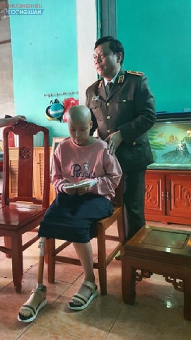 Thiếu tướng Nguyễn Hải Trung thăm hỏi con của CBCS có hoàn cảnh khó khăn, mắc bệnh hiểm nghèo.
