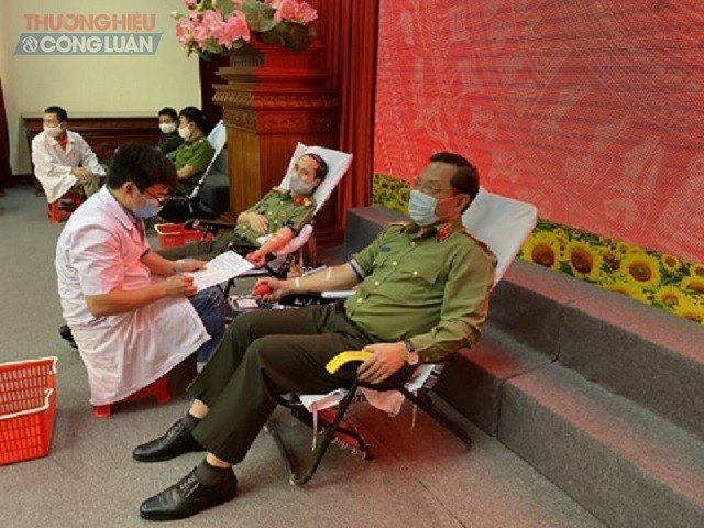 cùng 300 cán bộ, chiến sĩ trong lực lượng tình nguyện tham gia hiến máu cứu người, góp phần bổ sung vào nguồn máu dự trữ để cấp cứu, điều trị người bệnh tại các cơ sở y tế trên địa bàn tỉnh trong diễn biến phức tạp của đại dịch Covid-19;