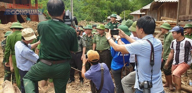 Giám đốc Công an tỉnh Thanh Hóa trực tiếp chỉ đạo khắc phục hậu quả lũ lụt tại bản Sa Ná (Thanh Hóa)