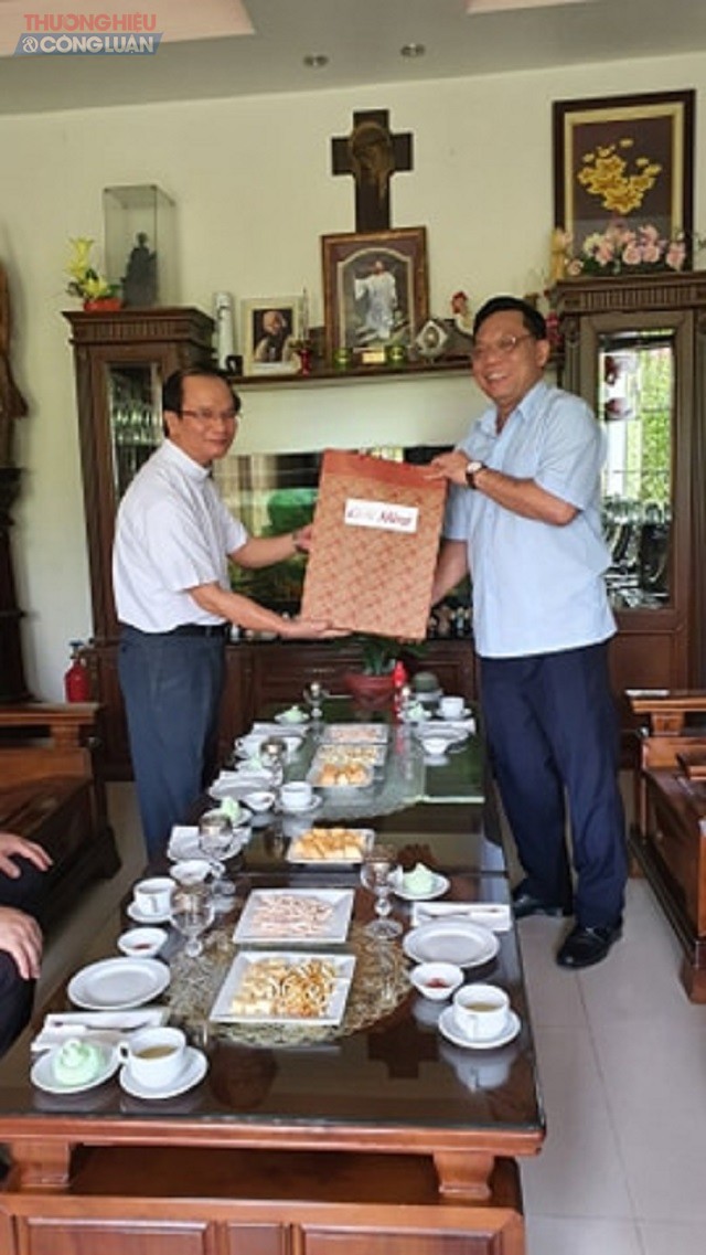 Thiếu tướng Nguyễn Hải Trung thăm hỏi Giám mục Nguyễn Đức Cường, Giám mục giáo phận Thanh Hóa