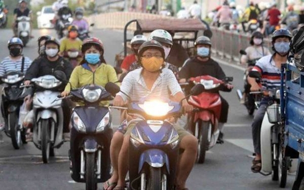 Hình ảnh người đi đường mở đèn xe máy vào ban ngày