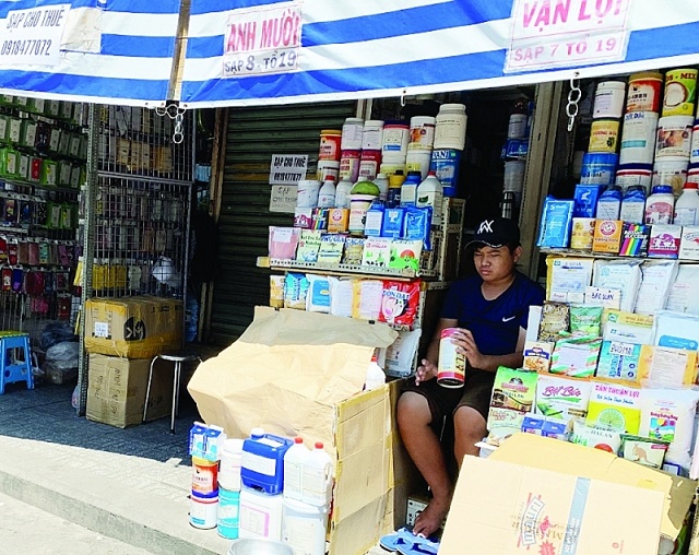 Đủ loại phụ gia thực phẩm được bán tại chợ hóa chất Kim Biên