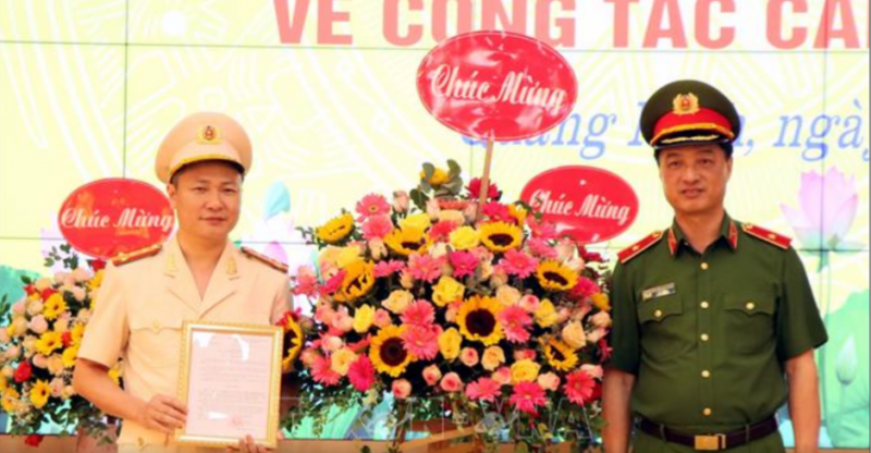 Thiếu tướng Nguyễn Duy Ngọc trao quyết định điều động, bổ nhiệm cho Đại tá Nguyễn Ngọc Lâm làm Giám đốc Công an tỉnh Quảng Ninh.