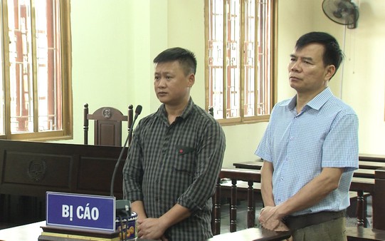 Bị cáo Nguyễn Chí Linh và Khuất Văn Đức (từ trái qua)