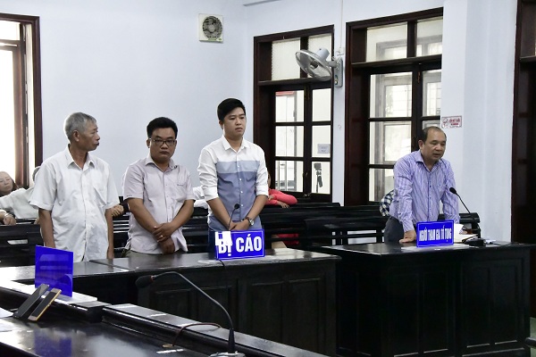 Từ trái qua phải: Bị cáo Huy Tôn Hạnh, bị cáo Đỗ Thế Vinh, bị cáo Nguyễn Ngọc Khánh