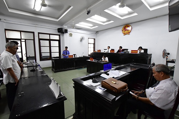 Quang cảnh phiên tòa