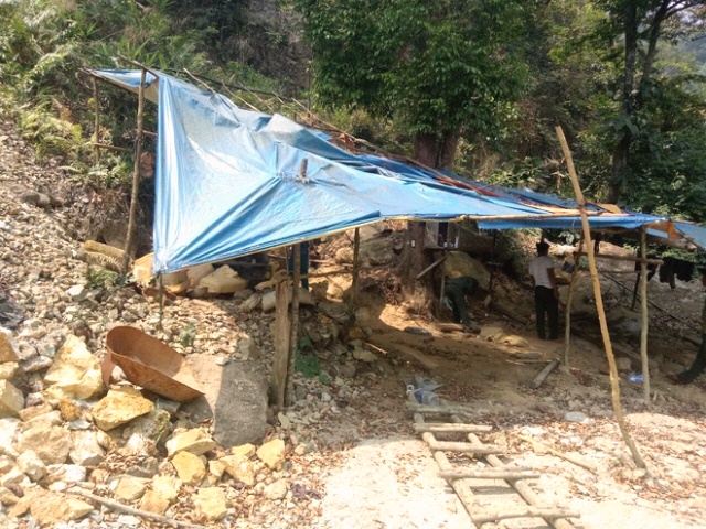 Đà Nẵng: Kiểm tra việc khai thác vàng trái phép tại Khe Đương