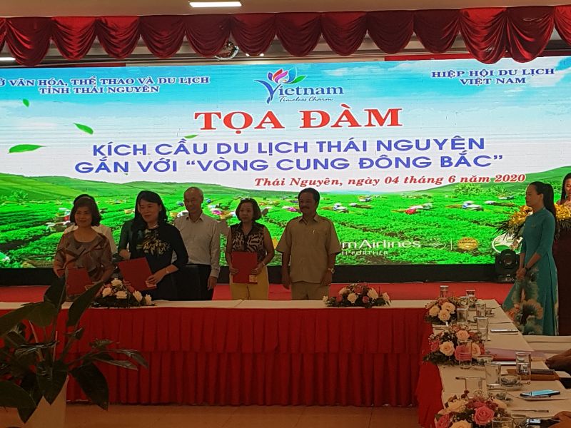 Ký kết các biên bản ghi nhớ giữa Hiệp hội Du lịch Việt Nam với Sở VHTTDL; HHDL Thái Nguyên với HHDL Cộng đồng