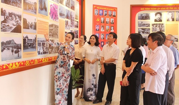 Các đại biểu đi tham quan tại buổi triển lãm “Đảng bộ tỉnh Hải Dương – 80 năm xây dựng và phát triển”