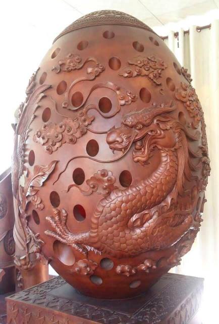 Tác phẩm quả trứng con rồng cháu tiên do nghệ nhân của Âu Lạc chế tác. Thể hiện sự tinh xảo, nghệ thuật cao, thương hiệu riêng.