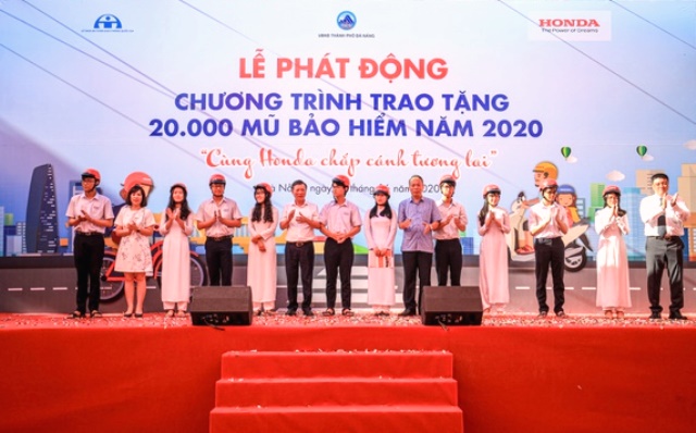 Đại diện Ủy ban ATGT Quốc gia, Công ty Honda VN và UBND TP Đà Nẵng bấm nút khởi động chương trình.