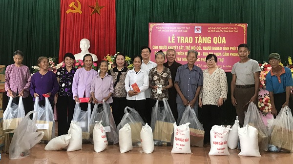 Phú Thọ: Trao 200 suất quà cho gia đình khuyết tật, trẻ mồ côi, hộ nghèo bị ảnh hưởng bởi dịch COVID-19