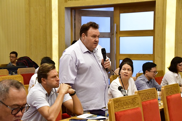 Nhà đ&acirc;̀u tư nước ngoài phát bi&ecirc;̉u