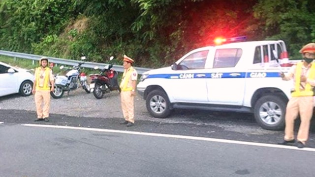 Lực lượng CSGT C&ocirc;ng an TP. Đ&agrave; Nẵng chốt chặn, kiểm tra người qua lại tại c&aacute;c đường l&ecirc;n đ&egrave;o v&agrave; hầm Hải V&acirc;n, nhằm truy t&igrave;m đối tượng vượt ngục. Ảnh: C&ocirc;ng an cung cấp.