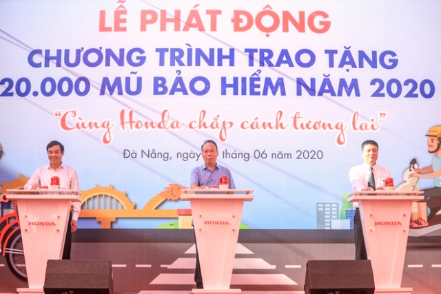 Ban tổ chức trao tặng 2.000 mũ bảo hiểm cho học sinh trường THPT Nguyễn Hiền.