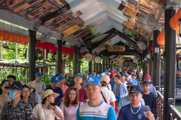 Khu du lịch Sun World Ba Na Hills tung liên tiếp hai chương trình kích cầu lớn, cùng với chiến dịch “Đà Nẵng tri ân - Đà Nẵng thank you 2020”, những tín hiệu tích cực bắt đầu trở lại với du lịch Đà Nẵng.