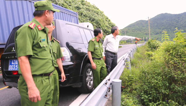 Đại tá Trần Mưu (chỉ tay) trực tiếp khảo sát hiện trường truy bắt phạm nhân vượt ngục