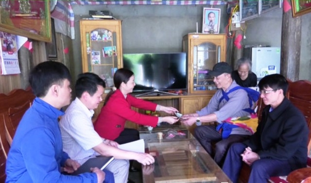 Chi trả tiền hỗ trợ người dân gặp khó khăn do dịch Covid-19 ở tỉnh Lào Cai.