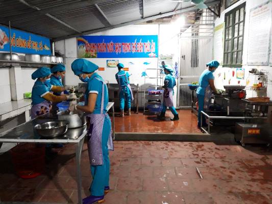 Trường mầm non Tân Phong đảm bảo chất lượng bữa ăn bán trú cho trẻ