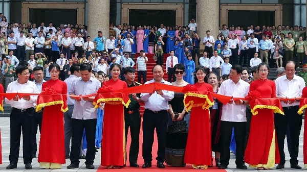 Thủ tướng và đoàn công tác cắt băng xuất hành đoàn xe tiêu thụ vải thiều Bắc Giang