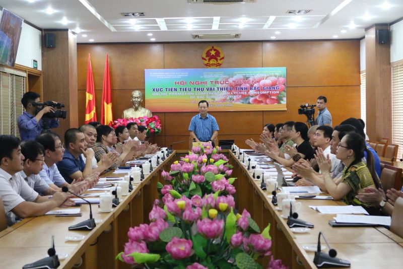 Đồng chí Hoàng Quốc Khánh, Phó Chủ tịch UBND tỉnh phát biểu tại hội nghị.
