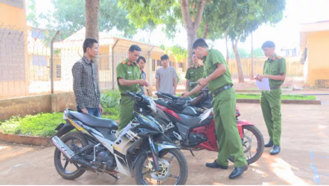 Đắk Lắk: Bắt nhóm người dùng máy phá sóng, mỗi lần đi phải trộm 4 xe máy mới về