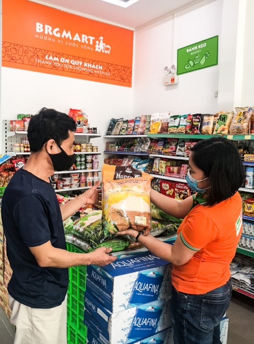 Nhân viên tận tình tư vấn cho khách hàng mua sắm tại Minimart Hapro Food