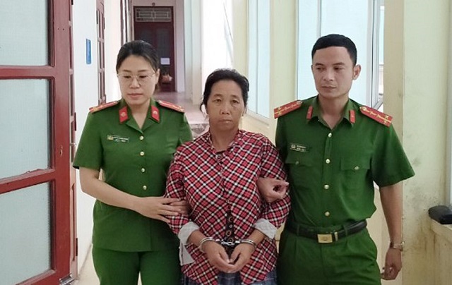 Đối tượng Sùng Thị Mo bị lực lượng công an bắt giữ sau 13 năm trốn truy nã