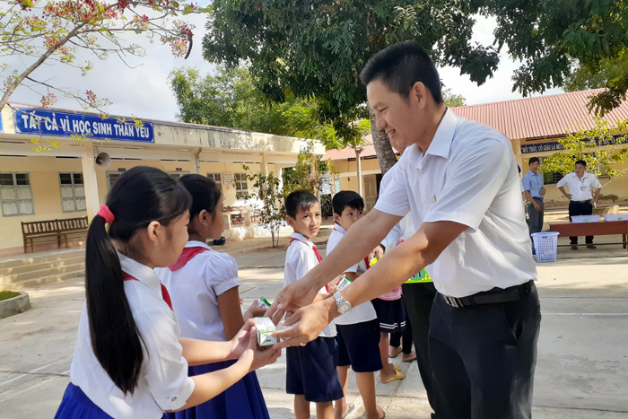 Các thầy cô giáo phát sữa cho các em học sinh nhân ngày đầu tiên bắt đầu uống sữa học đường.