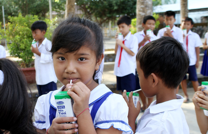 Học sinh trường Tiểu học Tân Sơn, Trà Vinh hào hứng với hoạt động uống sữa tại trường.