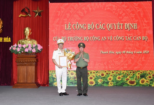 Thứ trưởng Bộ Công an Bùi Văn Nam trao quyết định bổ nhiệm Đại tá Trần Phú Hà